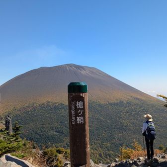 急坂を抜けた瞬間、紺碧の空を背景に牙を剥くように聳える浅間山。