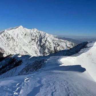 鹿島槍ヶ岳へと続く稜線
ワンチャンあれば鹿島槍！と思ってここまで来ましたが、体力的にかなりキツそうなので断念
