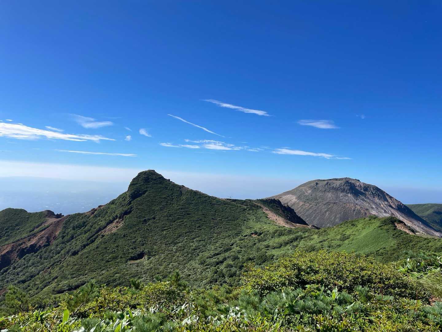 今登って来た朝日岳と茶臼岳