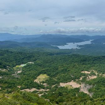 稜線から銅沼と桧原湖。左奥に飯豊山