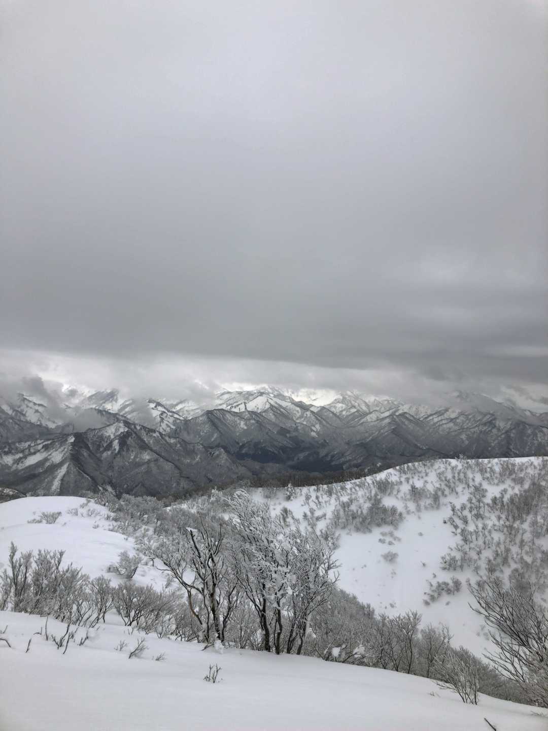 奥に広がる川内山塊
山の名前は言ったもん勝ち「あれが矢筈だ！」ホントかねw