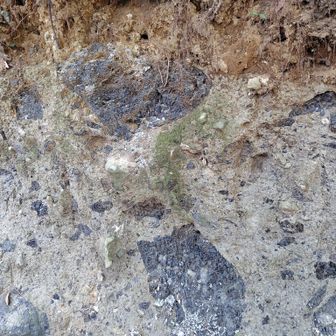 黒曜石？が目立つ