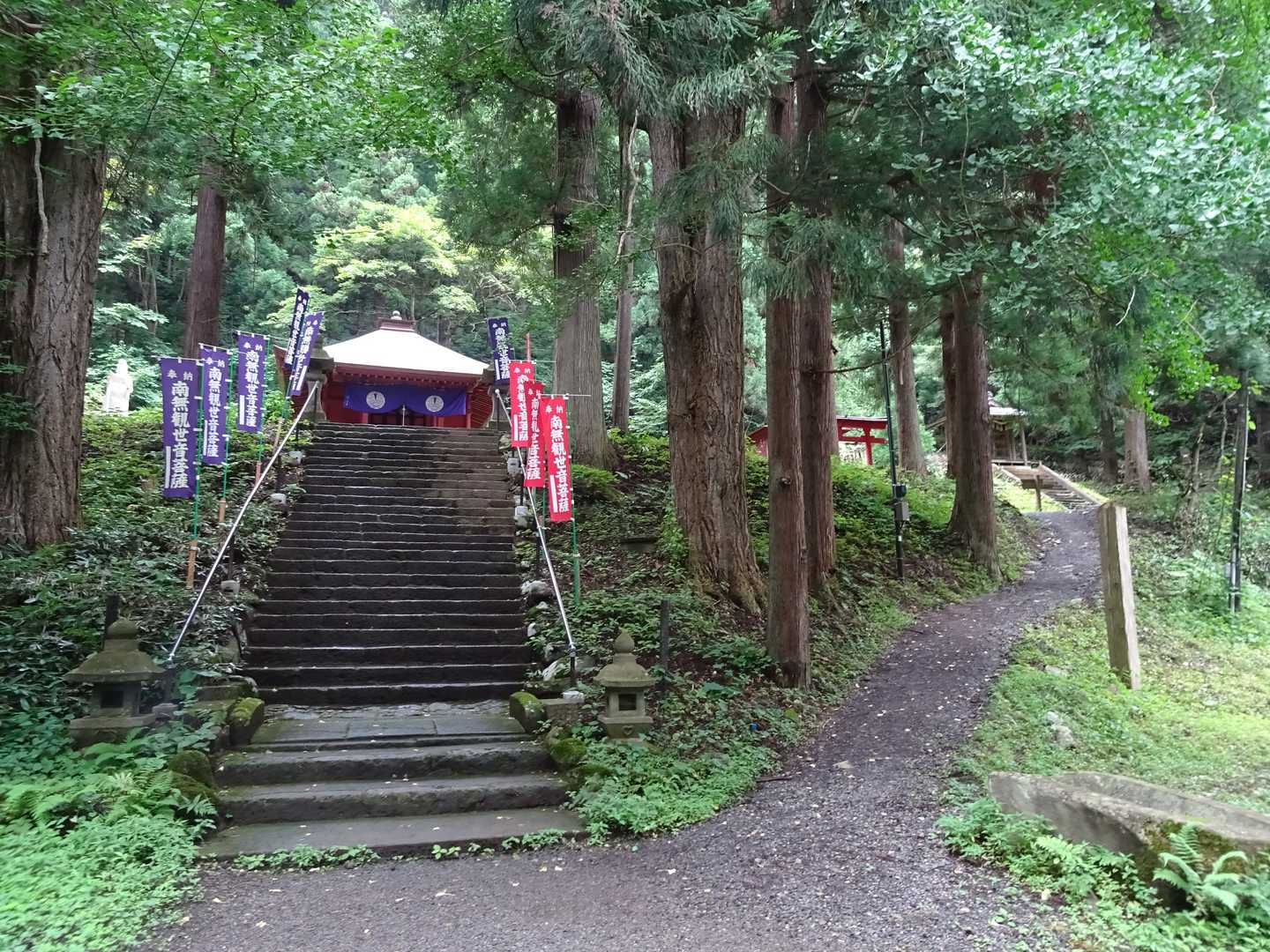 階段を上ると社殿が見えてきます。