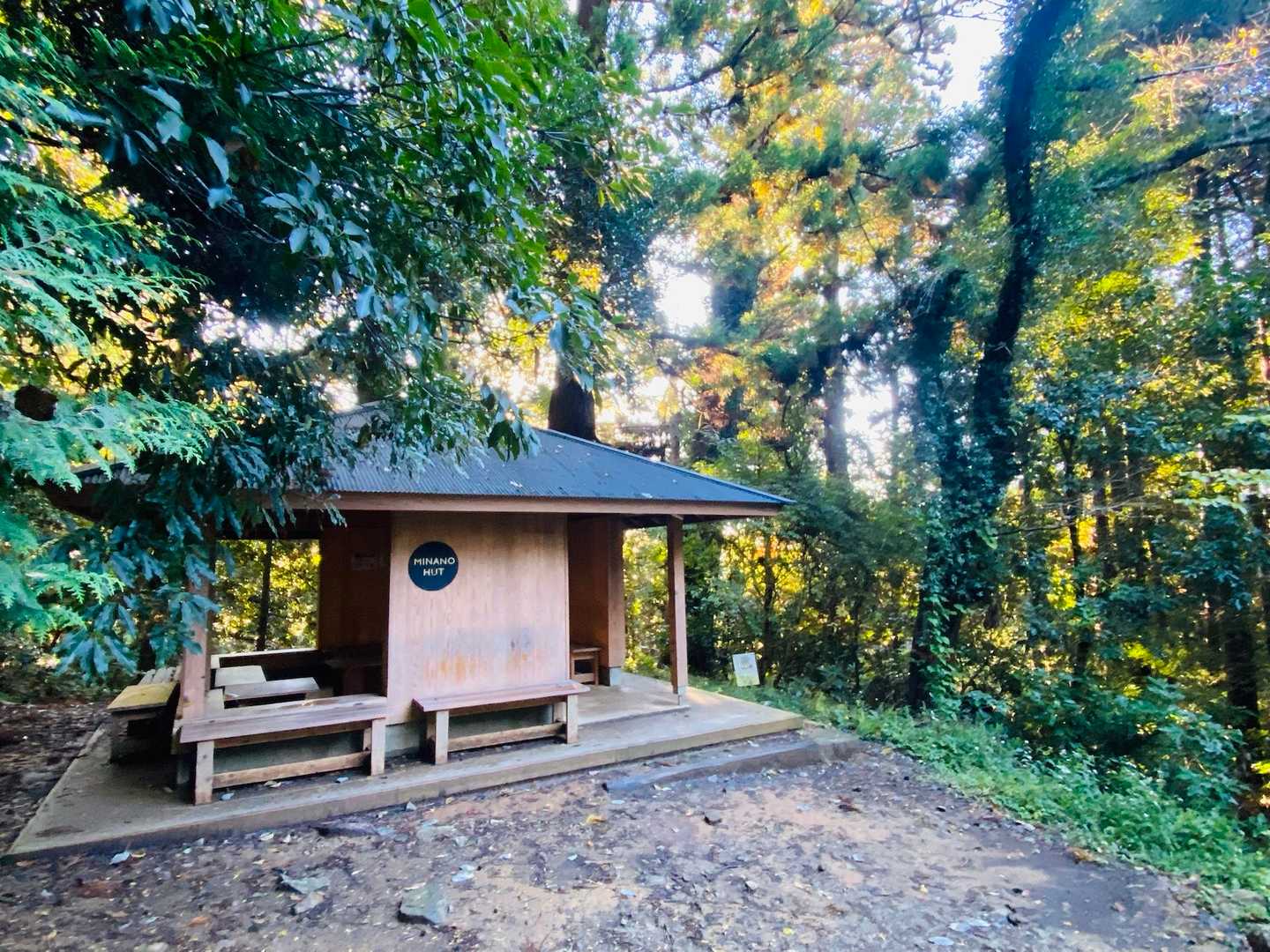 東屋もあり所々休憩できるようになってて、優しい山