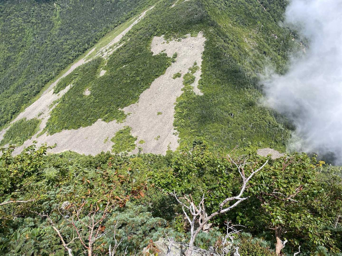 仙水峠のガレ場が見えてきた