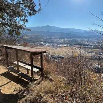 九峰手前の展望スポット
屋根があってテーブルがある最高😊
で、誰もいない👍