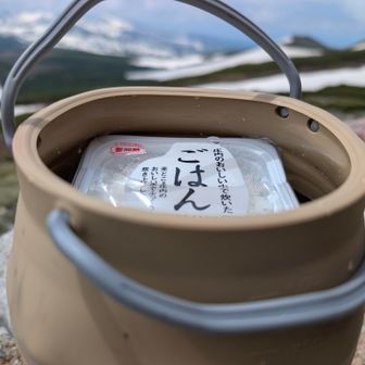 白雲小屋で早めの昼食をとります