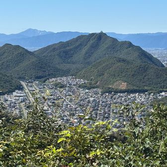 金華山と、奥に伊吹山