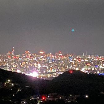 左側に福岡タワー。
少し手前の明るい光は、パチンコ屋さんの電光パネルでした。
メッチャ明るい。