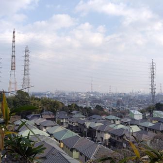四日市のコンビナートが見える。ここからは条件がよければ恵那山や富士山まで見えるらしい。