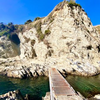 盗人狩（右側）を見ながら橋を渡って進みます