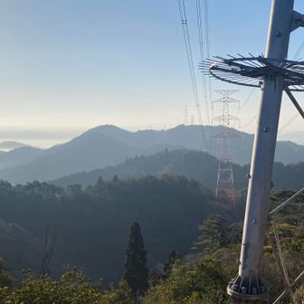 鉄塔の柵の隙間から南側の景色
この後向かう千頭岳、西千頭岳方向