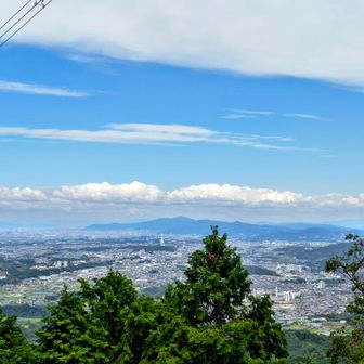 途中の鉄塔に展望あります✨
曇と青空の境界線💙
ここでお昼に🍙