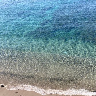 エメラルドグリーンな海