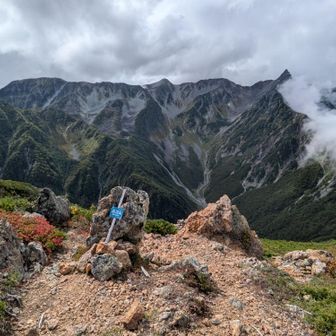 赤沢山山頂と槍ヶ岳連峰。