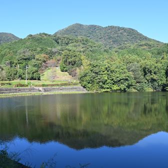 大池と二上山