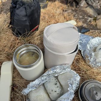 母が作ってくれたスープとおにぎり🍙あったまる〜しみる〜🤍