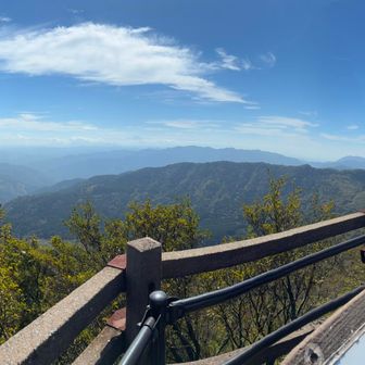 釈迦岳(普賢岳)の山頂に
到着〜⛰️
来る人少ない❓
一人きりで、眺め満喫😌