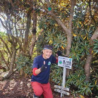 まつさか香肌イレブンプロジェクトで設置した看板とイレブンのTシャツを着たあまやん😊