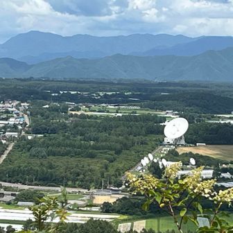 展望所から、野辺山宇宙電波観測所のパラボラアンテナ📡と浅間山方向の景色😳