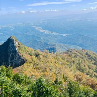 矢筈ケ山からの唯一の眺望。紅葉もだんだんと。