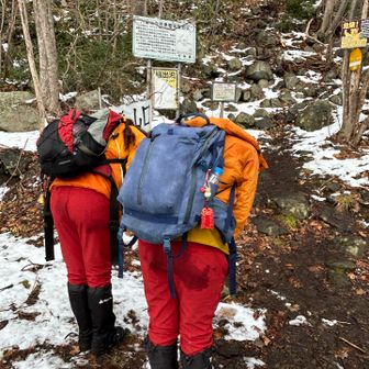 山にお辞儀するとりかこさんとケアちゃん
御礼なのか？お詫びなのか？は定かではない