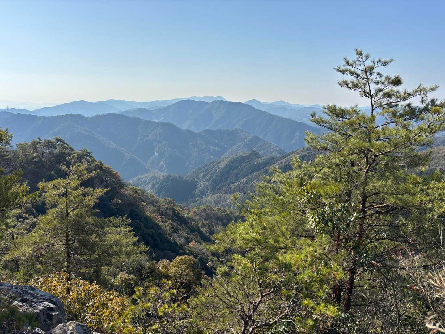 尾根歩きから見える景色👀
いい👍⭐️

てか、この途中に 城山ピークがあったはずだけど
また見落としているっていう😂