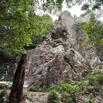 千石岩です🪨
ロッククライミング中でした🧗‍♀️
お邪魔にならぬようそろりそろり
