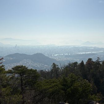 街は霞んでました。