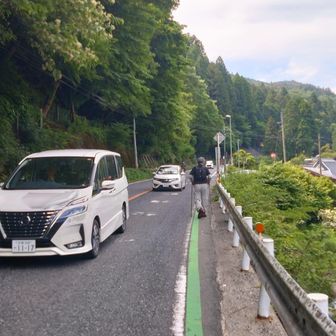 狭い国道、下りを車がビューと通ります。路肩怖い。