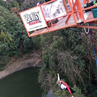 開運バンジー
若い子達４人挑戦してた😳
見学させてもらう
カウントダウンで　ためらうことなくジャンプ！スゴい👏
私はタダでもやらないな😱💦
