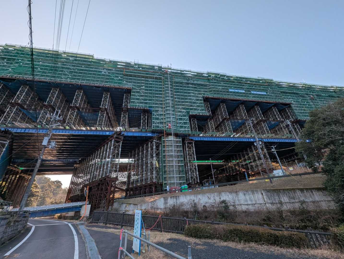 建設中の高速道路
近くで見るとデカくて圧倒👀