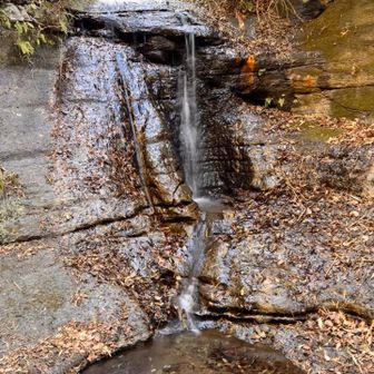 朝夷奈切通の出入口にある三郎の滝