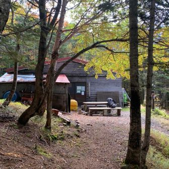早川尾根小屋。
今日は、閉まっていた。代わりに、3人泊まれる開放小屋がある。