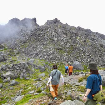 ここから新山への近道は、正面の岩塊😨　正規ルートなしです💪