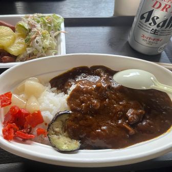 有名なひるカレーを食べる