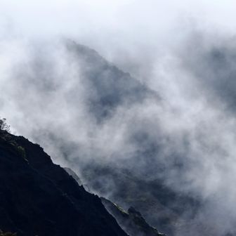 ガスと、青空が交錯する大山北壁😎