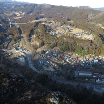 鉄道模型のジオラマのように見えるのは、横川駅隣接の鉄道文化むら。廃線となってしまった信越線の横川・軽井沢間では、碓氷峠を越えていく廃線跡の一部が遊歩道「アプトの道」として整備されています(左奥の斜張橋方面への道)。その先に見えている峠の湯まで歩きます。