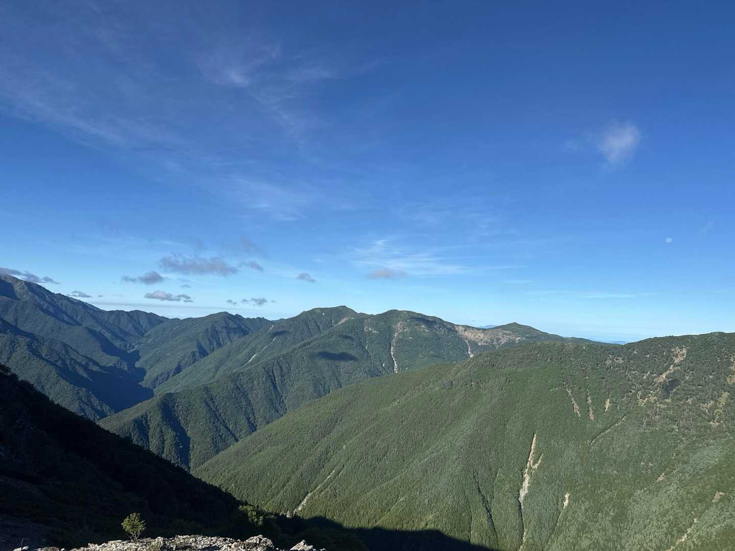 小河内岳⛰️ 赤い屋根の小屋どこかな？
