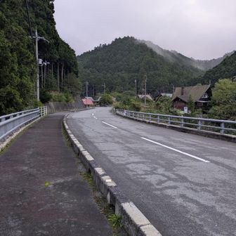 ずーっと長いアスファルト道😅