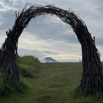 大笹峰に到着

輪っかの中に蓼科山

フーンそういうことね♪
いい感じ