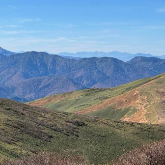 奥には北アルプス後立山あたりも⛰️
左手にちょこん見えてる双耳は鹿島槍？