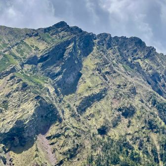横岳の急峻な山肌
荒々しいですね😲
見入ってしまいます。