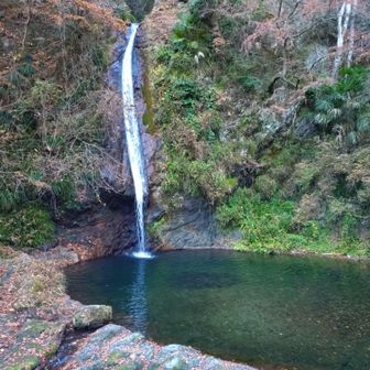 秩父華厳の滝。
紅葉は終わってました。
