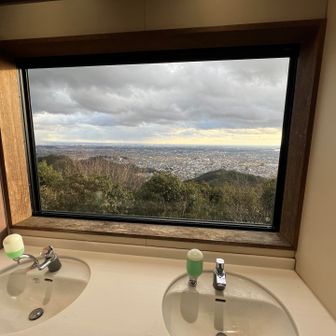 ロープウェイ山頂駅近くのトイレの手洗い場
名古屋方面の眺めが良い