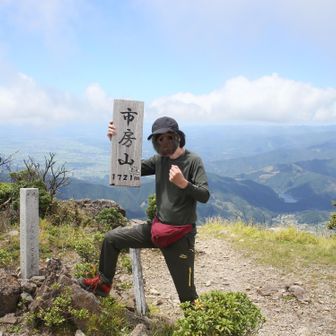 市房山1721ｍの看板と記念撮影！左の古い石の標識には1722ｍと刻んであります。