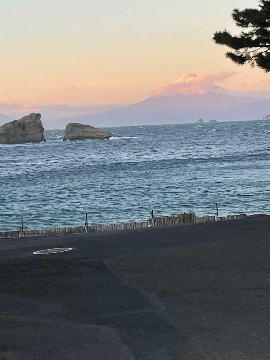 雲見温泉海岸の夕暮れ🌅
夫婦岩と富士山🗻