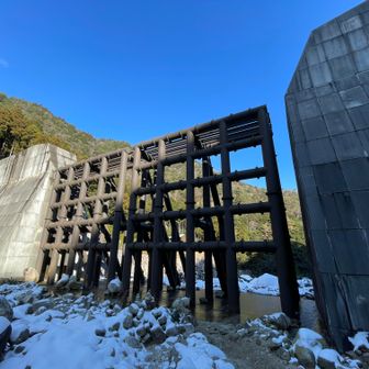 登山口近くの巨大堰