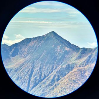 双眼鏡で観察Time…
“カムイエクウチカウシ山”🔎
登ったこと無いけど😅