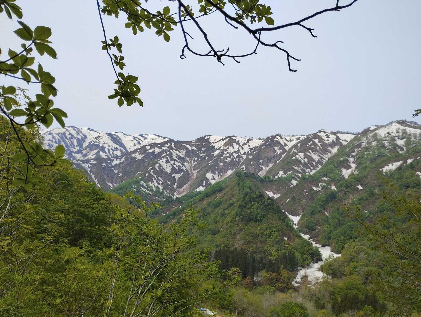 いきなり急登ですが絶景を見ながら😊